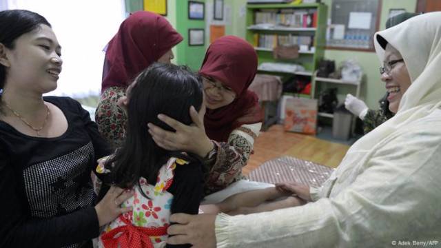 Weibliche Genitalverstümmelung in Indonesien: Verboten und allgegenwärtig