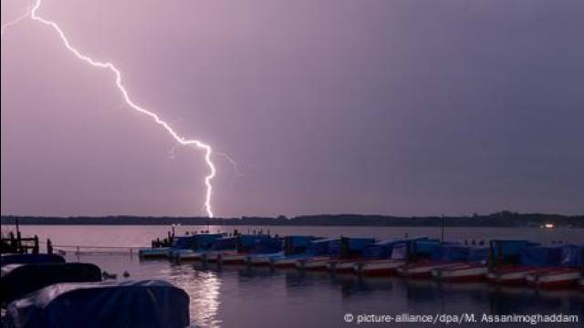 Why doesn't lightning kill fish?