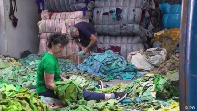 Old clothes: recycled or dumped in landfills?