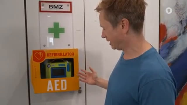 Defibrillator: Was sind das für Kästen an der Wand?