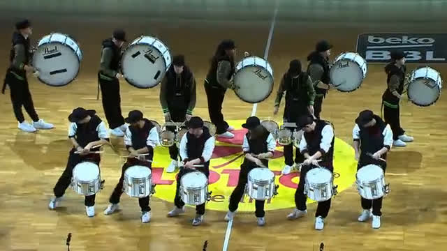Drumline-Schule BÄM! rockt in der Halbzeit gegen Bonn