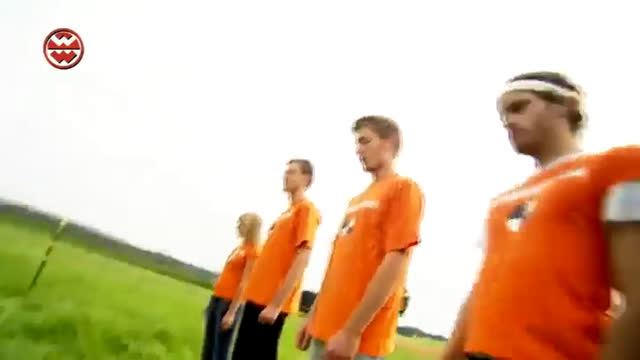 Crash Test Dummies: Tütenrutschen im Schnee