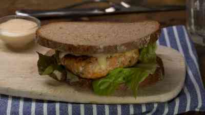 Lachsburger mit Sweet-Chili-Majonnaise kostenlos streamen | dailyme