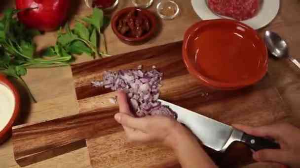 Hackfleischkebabs mit Minz-Granatapfel-Joghurt  kostenlos streamen | dailyme