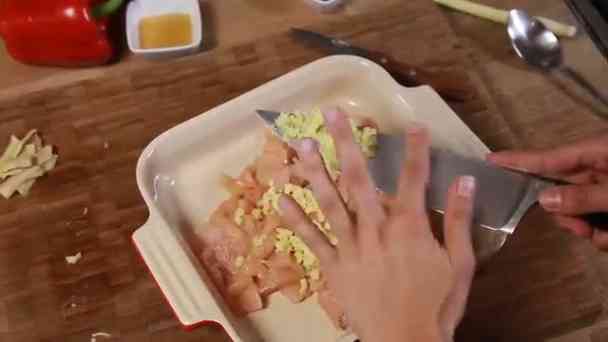 Schnelles Thai-Curry mit Huhn, Paprika und feiner Erdnussnote kostenlos streamen | dailyme