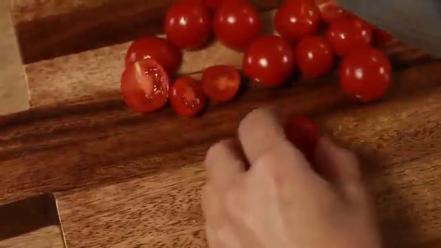 Schneller Quicheauflauf mit Pilzen, Kirschtomaten, Feta und Rucola 