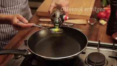 Zucchini Karotten Bandnudeln mit Hähnchen und Tomate kostenlos streamen | dailyme
