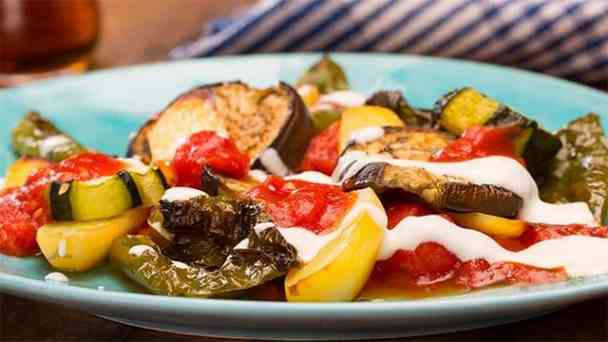 Mediterranes Gebackenes Gemüse mitJ oghurt Tomatensauce kostenlos streamen | dailyme