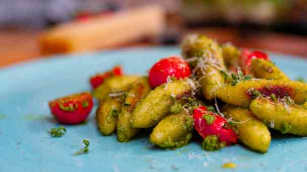 Let's Cook - Mein Rezept für stressige Tage: Schupfnudeln mit Pesto kostenlos streamen | dailyme