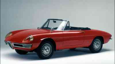Reifeprüfung: Mit dem Alfa Romeo Spider Duetto zum Alfa-Museum in Mailand kostenlos streamen | dailyme