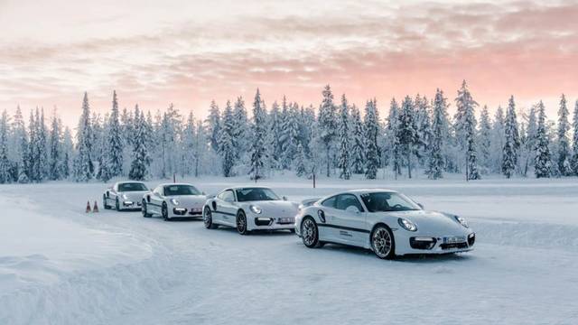 Porsche 911 Carrera S: Ein Sportwagen on Ice