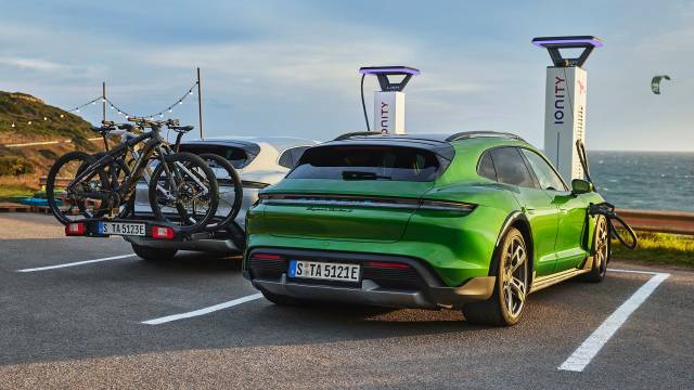 Schnellster Elektro-Sportkombi der Welt: Porsche Taycan Cross Turismo Turbo S