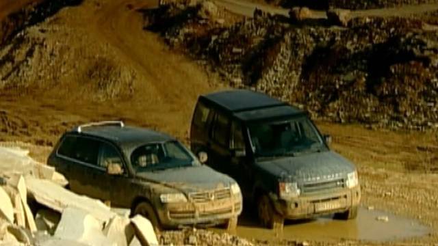 VW Touareg vs Land Rover Discovery