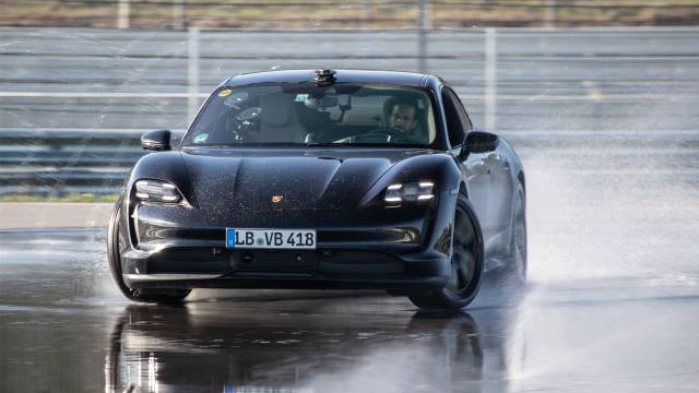42 Kilometer Drift-Weltrekord - Der Porsche Taycan 2WD tragt sich ins Guinnessbuch ein