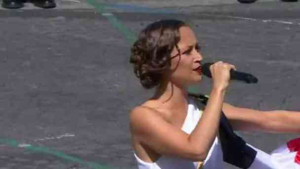 Défilé militaire du 14 juillet : Candice Parise chante "J'ai deux amours" kostenlos streamen | dailyme