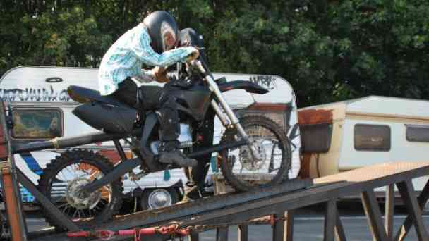 Stunt Heroes - s3 | e6 - Motorrad-Abschuss kostenlos streamen | dailyme