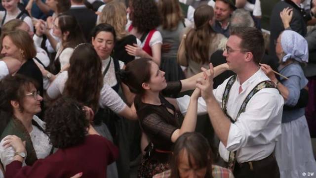 Tanzende Frühaufsteher - der Kocherlball in München