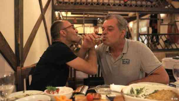 Zwischen Rauch, Rakija und Realität: Die Welt der Kafanas kostenlos streamen | dailyme