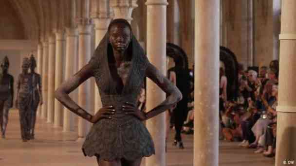 Mit dem Model Ajak Dhieu auf der Haute Couture in Paris kostenlos streamen | dailyme