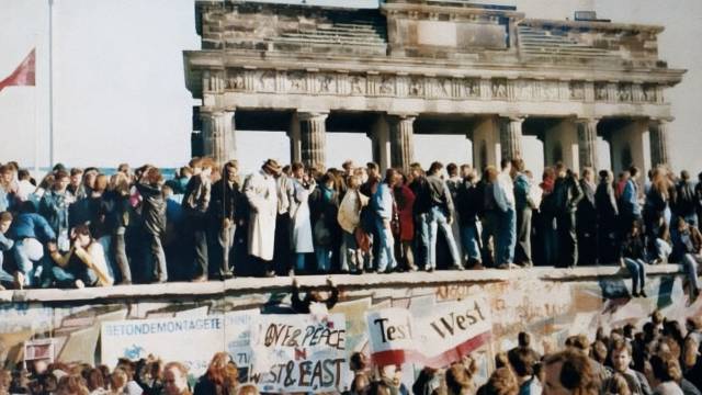 Die Frau am Brandenburger Tor - 9. Nov 1989